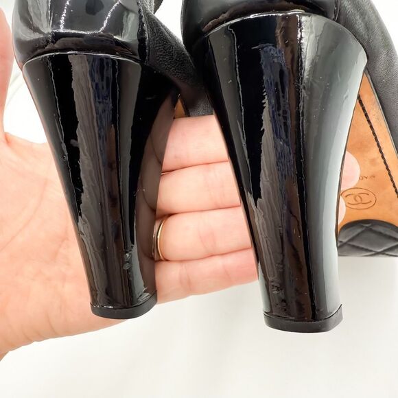 Chanel CC Logo Cap Toe Elastic Pumps Black Leather Heels EU 41.5 - Picture 12 of 12